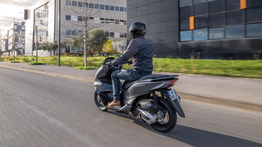 Honda scooter 125 PCX125 – Prise de vue dynamique ¾ arrière avec pilote