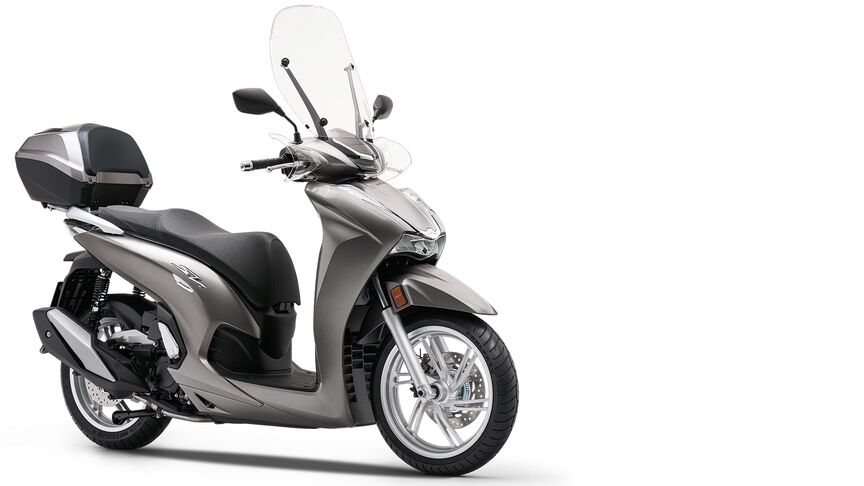 Vue de trois-quarts avant du Honda SH300i avec top box et bulle.