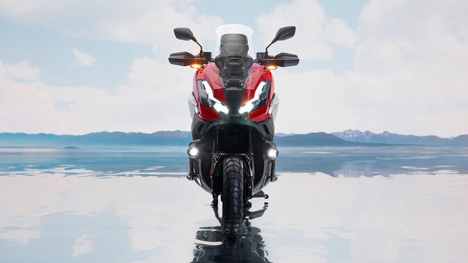 Vue de face de la Honda ADV350 en bord de mer. 