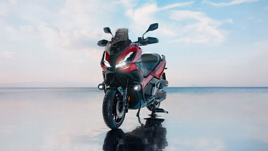 Honda ADV350 vue de face de trois quarts en bord de mer.