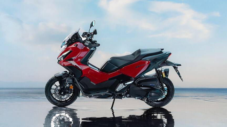 Honda ADV350 vue de face de trois quarts en bord de mer.