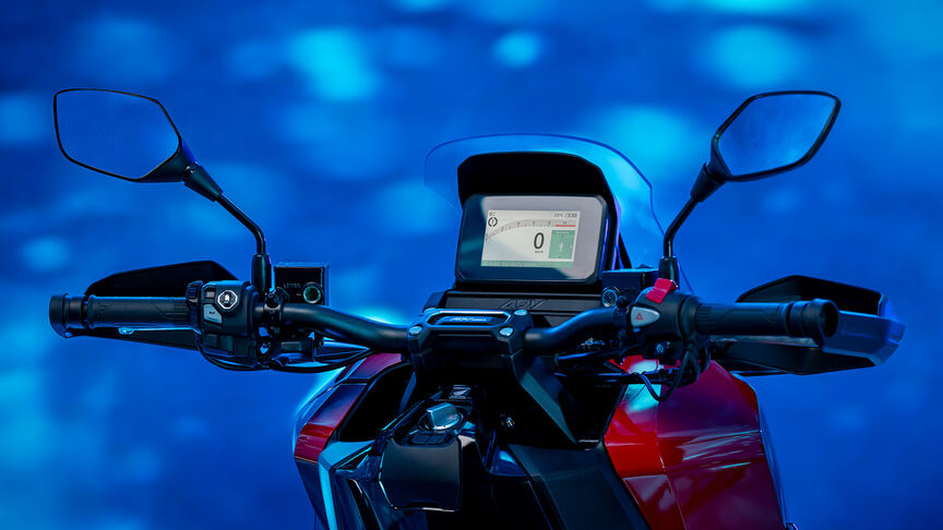 Honda ADV350 vue de face de trois quarts en bord de mer.