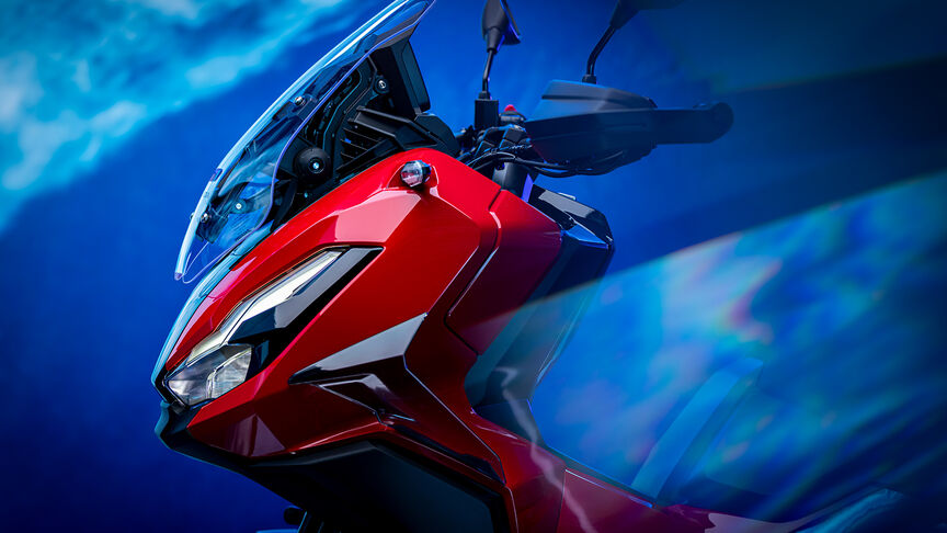 Honda ADV350 vue de face de trois quarts en bord de mer.