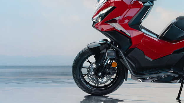 Gros plan de la roue arrière du Honda ADV350.