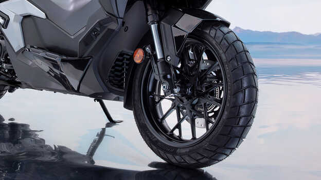 Gros plan de la roue avant du Honda ADV350. 