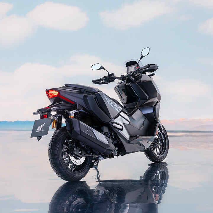 Vue 3/4 arrière du Honda ADV350 dans un endroit côtier. 