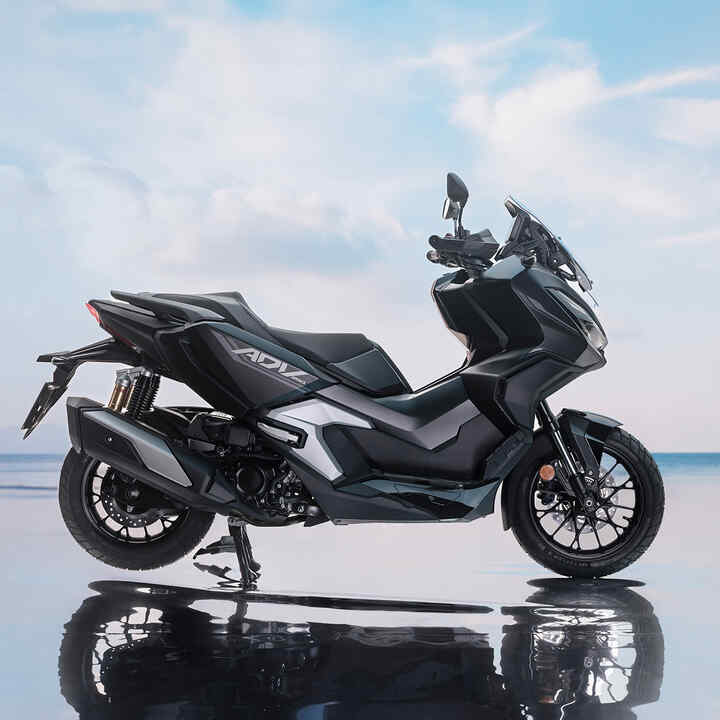 Vue latérale du Honda ADV350 dans un endroit côtier. 