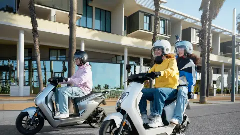 Honda EM1 e: dans les coloris gris et blanc avec pilotes sur route