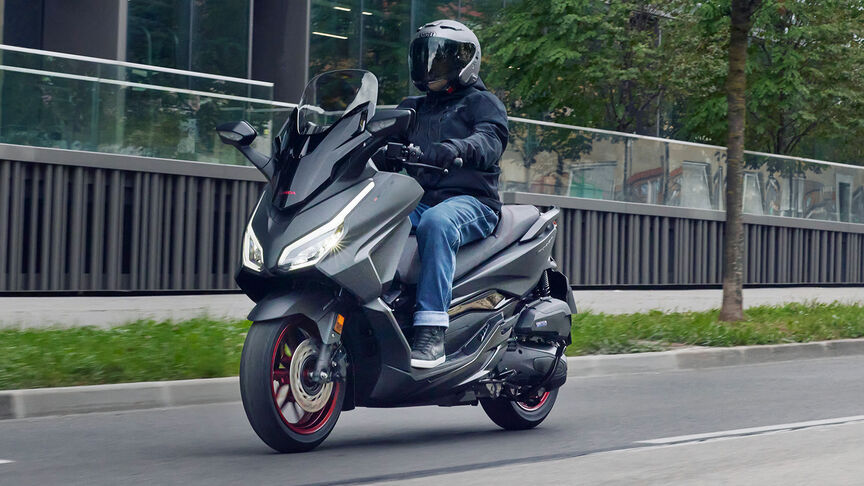 Vue du Honda Forza 125 sur route.