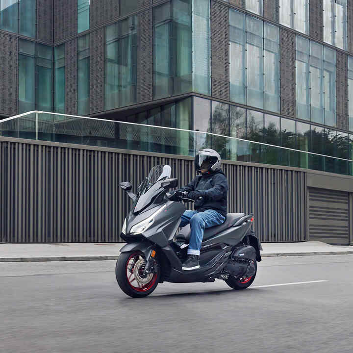 Image dynamique du Honda Forza 125 Special Edition sur route.