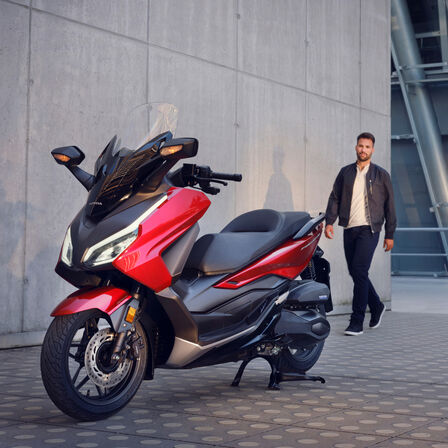 Honda Forza 350 sur béquille centrale