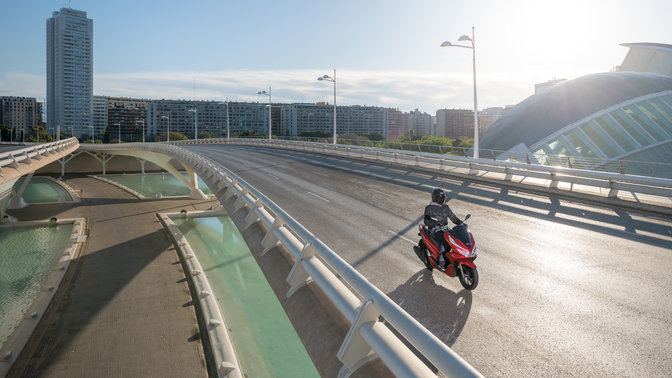 Honda PCX dans un environnement urbain.