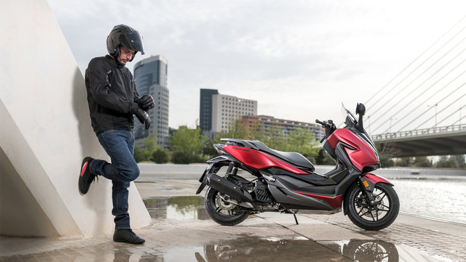 Honda Forza garée en zone urbaine.