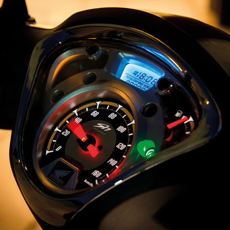 Gros plan sur le compteur de vitesse.