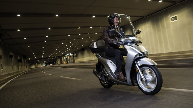 Homme conduisant la moto dans un tunnel
