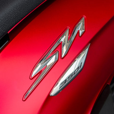 Honda SH350i, rouge, gros plans sur le logo SH