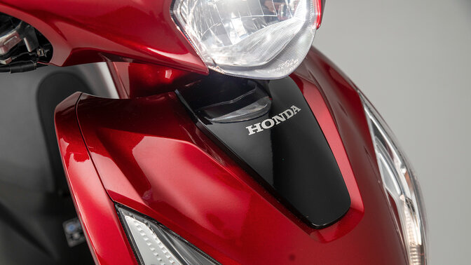 Gros plan sur le phare et l'habillage du Honda Vision 110