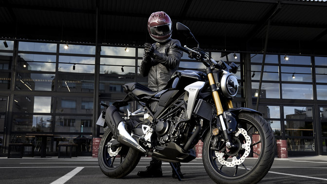 Vue latérale de la Honda CB300R Neo Sports Café stationné.