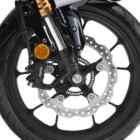 Gros plan sur la roue de la CB300R Neo Sports Café.