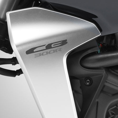Gros plan sur le déflecteur de la CB300R Neo Sports Café.