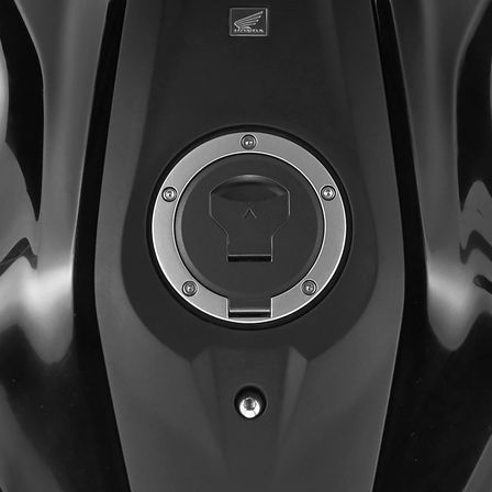 Gros plan sur le réservoir de la CB300R Neo Sports Café.