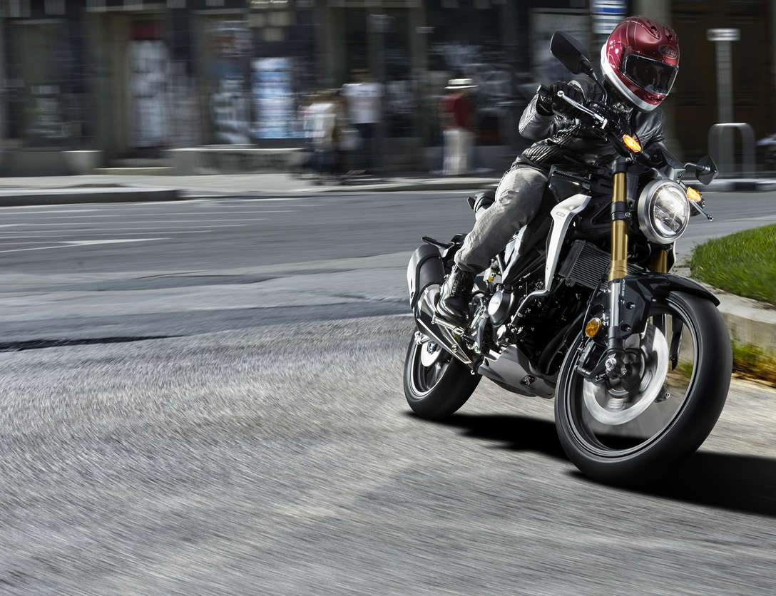 Vue de trois quarts face de la Honda CB300R Neo Sports Café pilotée en ville.