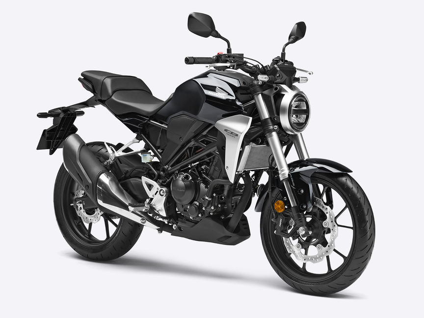 Vue de trois quarts face du roadster Honda CB300R.