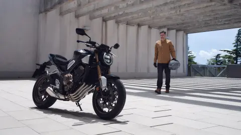 Honda CB650R à l’arrêt sur place avec mannequin