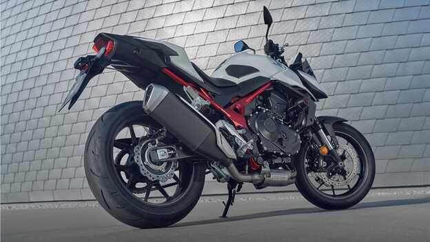 moto roadster streefighter Honda CB750 Hornet - permis A2 et son pilote sur le pont.