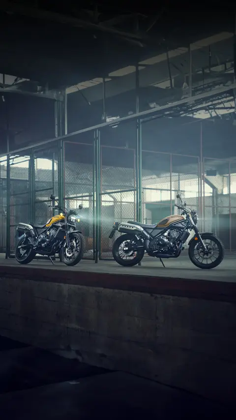 Motos Honda CL500 dans un entrepôt.