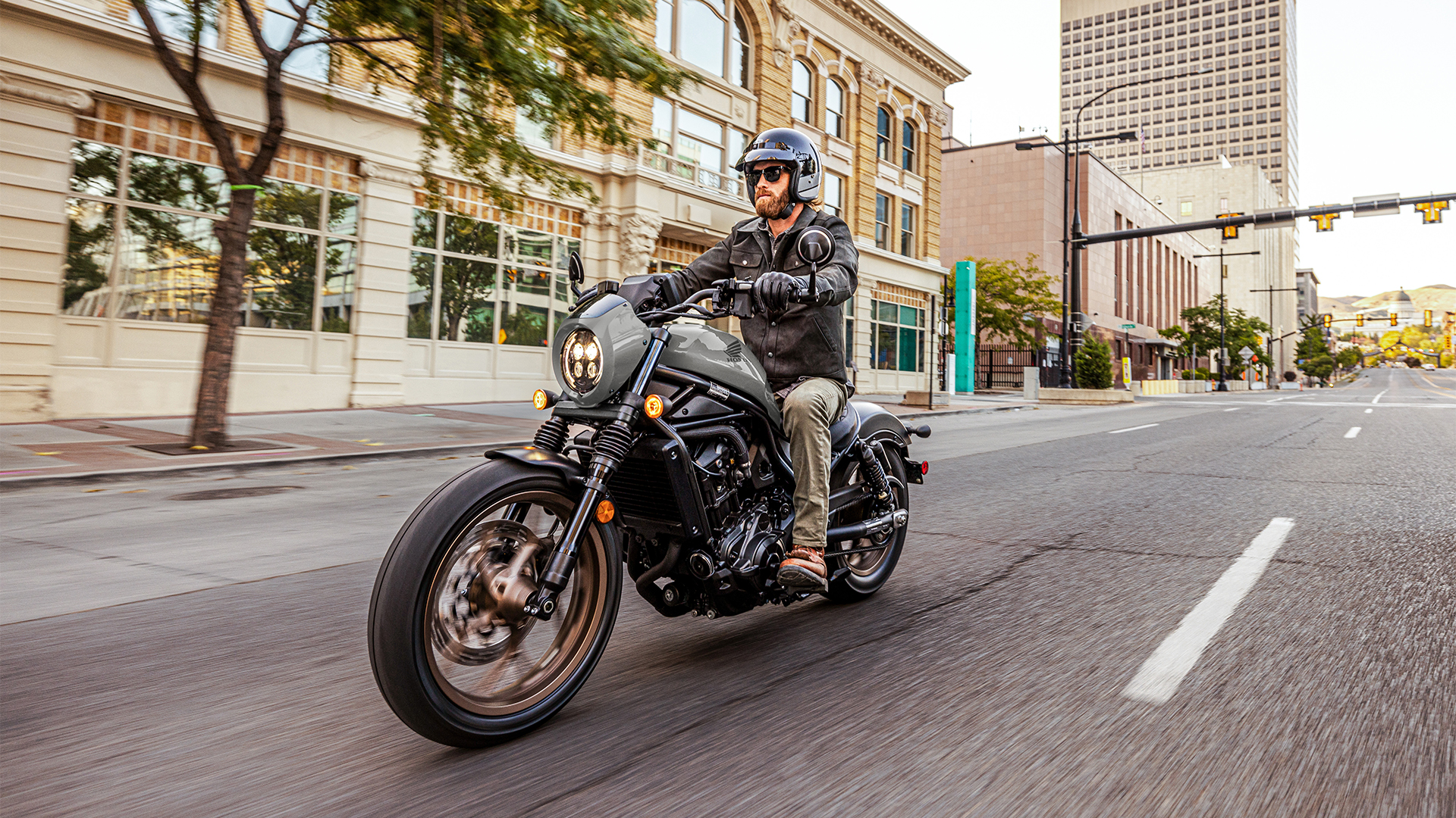 Personnage sur une Honda CMX1100 vue de face en ville.