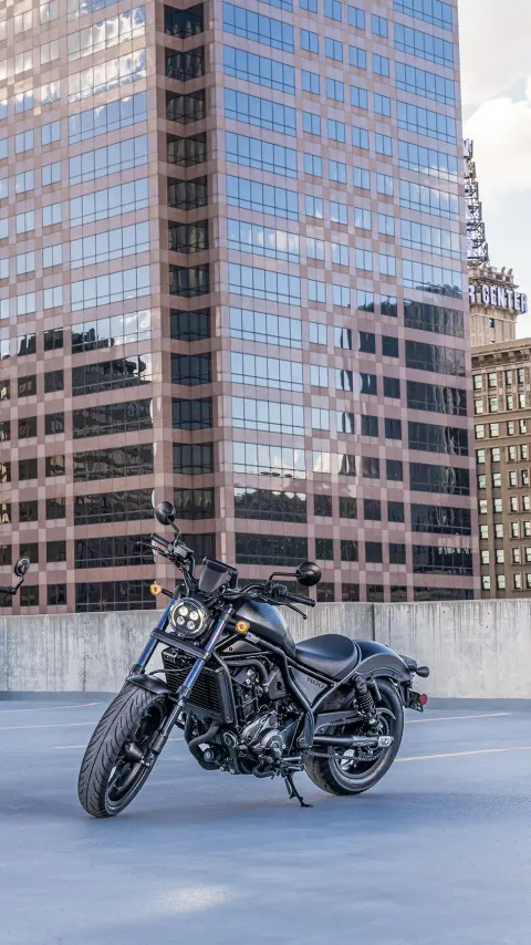 Trois Honda CMX1100 Rebel devant un bâtiment.