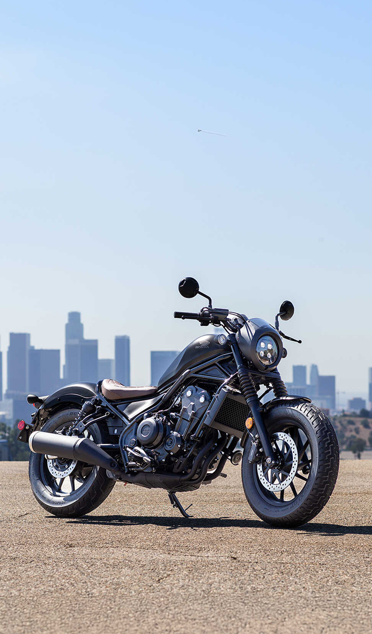 Vue latérale d’une CMX500 Rebel en face d’un café.