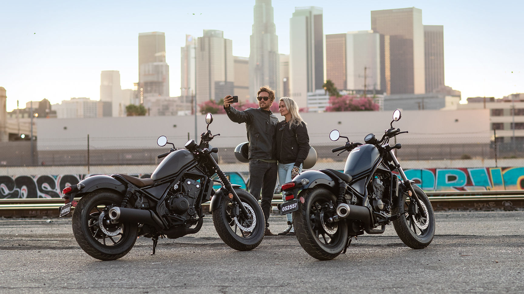 CMX500 Rebel avec un couple debout à côté