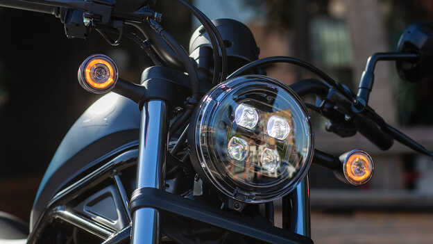 Photo de face du CMX500 Rebel montrant un éclairage LED complet