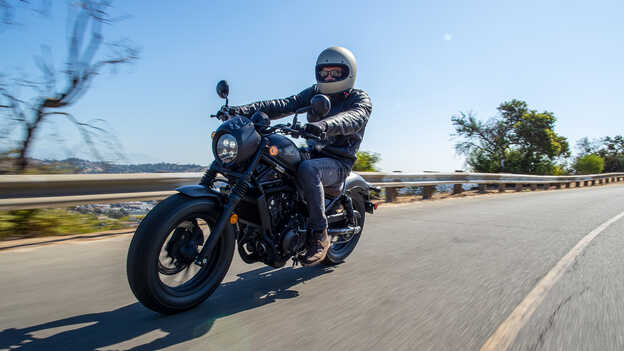 Pilote sur une Honda CMX500 Rebel sur route.