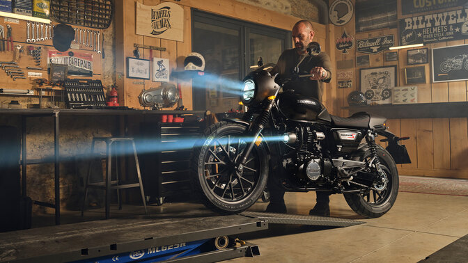 Plan ¾ avant de la GB350S avec un pilote travaillant sur sa moto