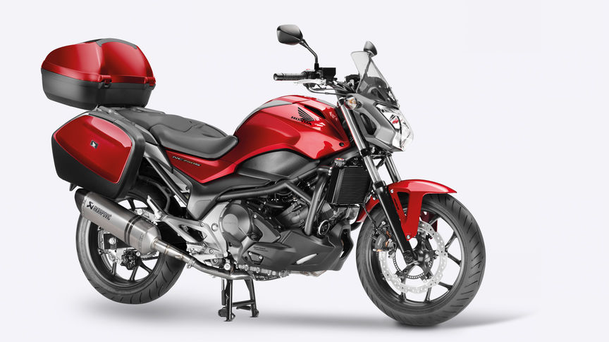 Vue latérale de la NC750S avec accessoires.
