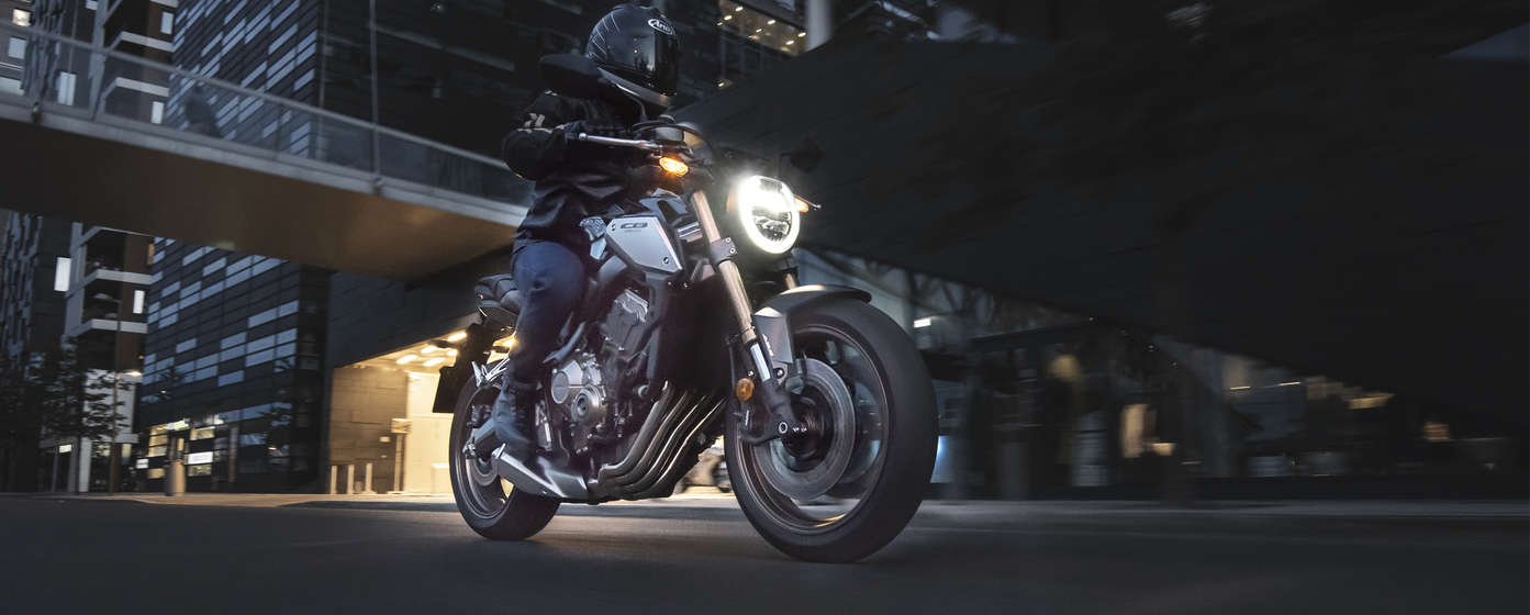 Honda CB650R et son pilote dans la rue.