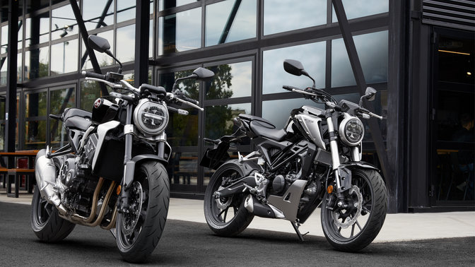 Honda CB1000R et CB125R garés dans la rue.