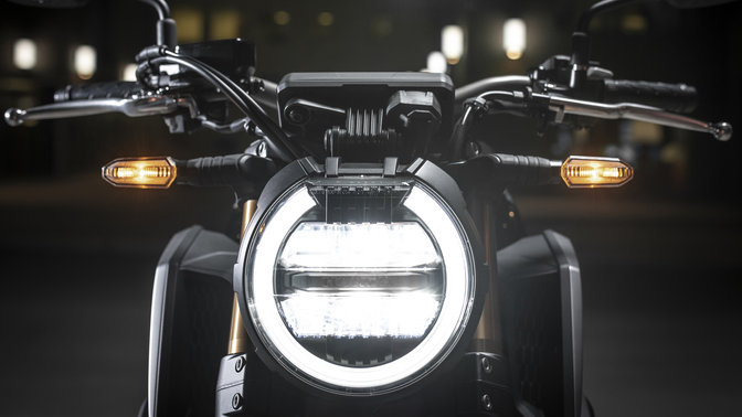 Gros plan sur les phares d'une Honda CB650R.