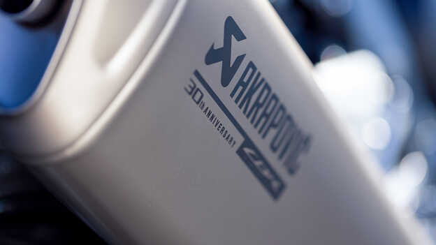 Gros plan sur le silencieux Akrapovic gravé de la Honda CBR1000RR-R Fireblade