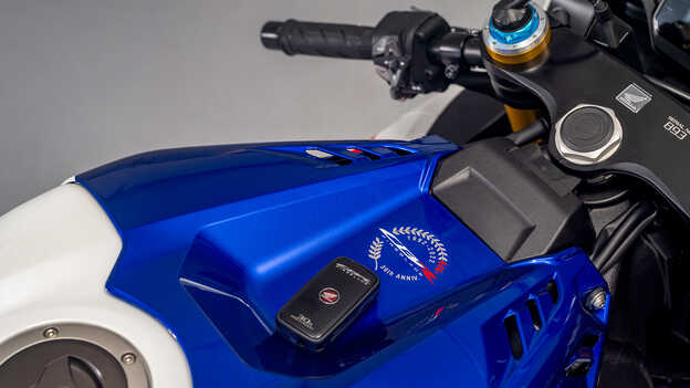 Le Système Smart Key Honda ajoute une touche très spéciale avec le tout dernier logo 30e Anniversaire CBR Fireblade.
