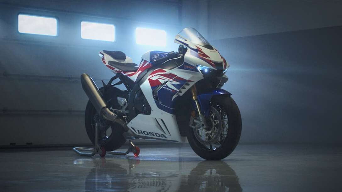 Vue arrière de la Honda CBR1000RR-R Fireblade avec un pilote sur circuit