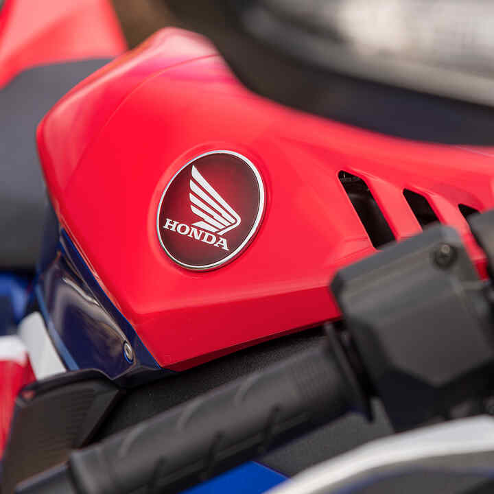 Logo ailé de la Honda CBR1000RR-R sur le réservoir de carburant