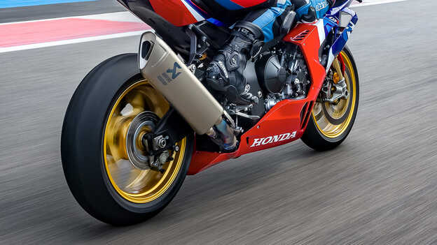 Honda CBR1000RR-R Fireblade SP avec silencieux Akrapovic en titane haute efficacité et nouvel d'échappement optimisé