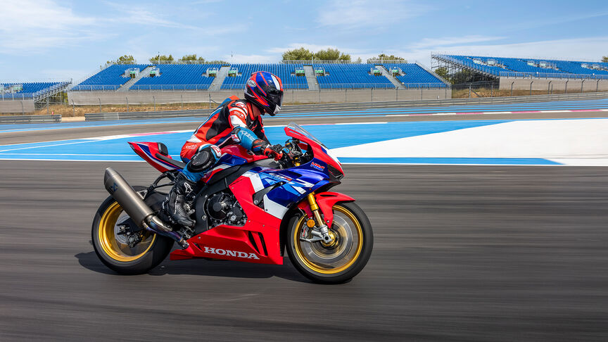 Honda CBR1000RR-R Fireblade SP mettant en avant le moteur à pignons semi-came quatre cylindres en ligne à haut régime