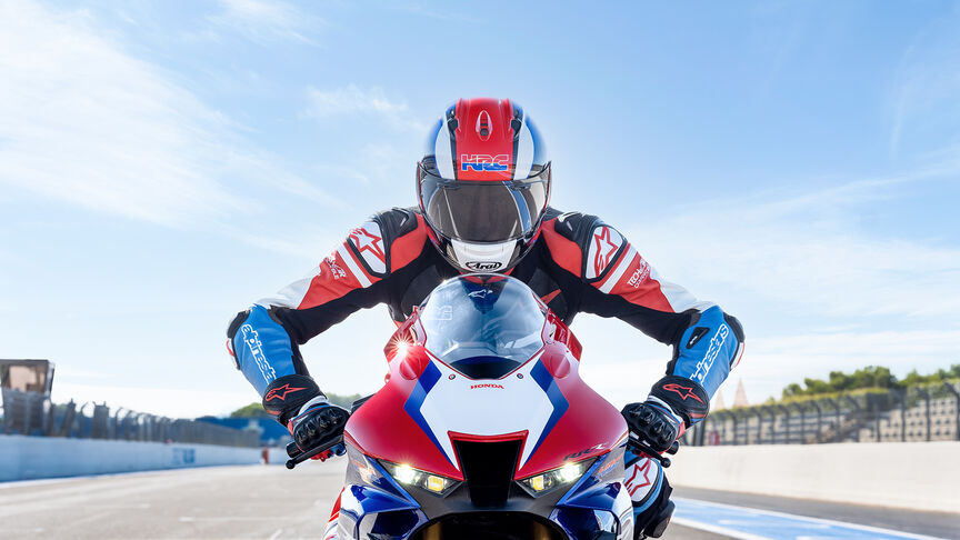 Honda CBR1000RR-R Fireblade SP mettant en avant le moteur à pignons semi-came quatre cylindres en ligne à haut régime