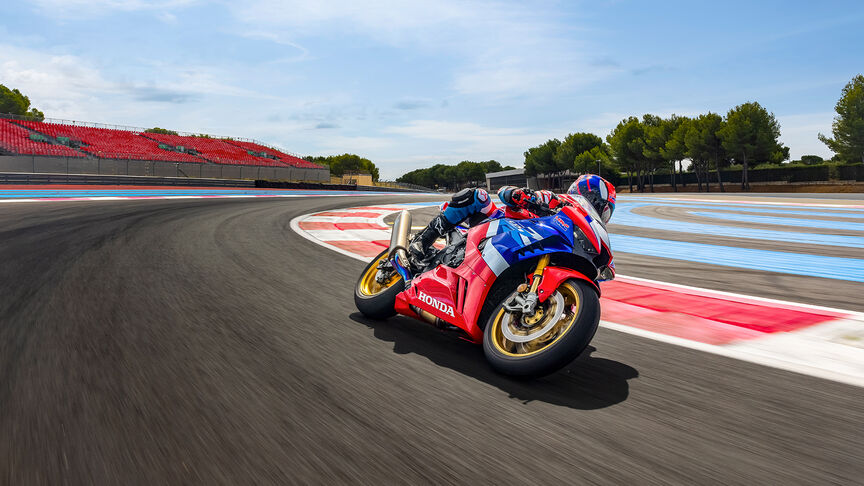 Honda CBR1000RR-R Fireblade SP mettant en avant le moteur à pignons semi-came quatre cylindres en ligne à haut régime