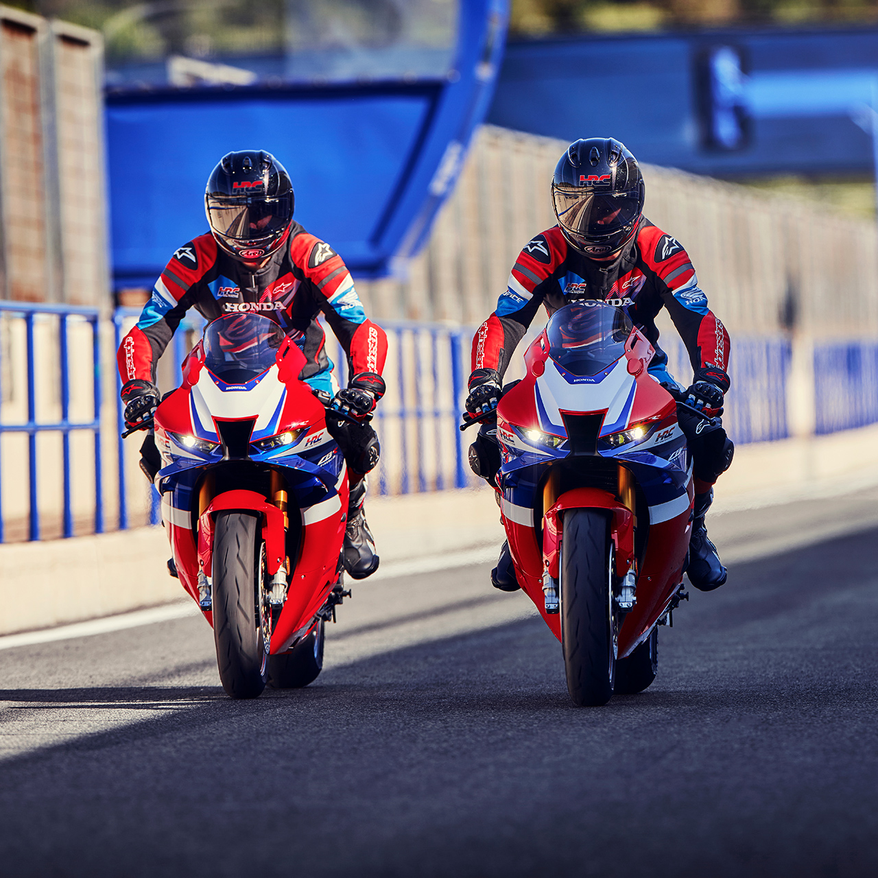 Deux pilotes côte à côte sur une Honda CBR1000RR-R Fireblade sur la piste. 
